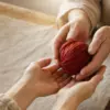 Руки матери передают в ладони дочери: отношения с матерью и деньги