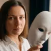5 травм по Лиз Бурбо: женщина отводит от лица маску, за маской настоящее лицо